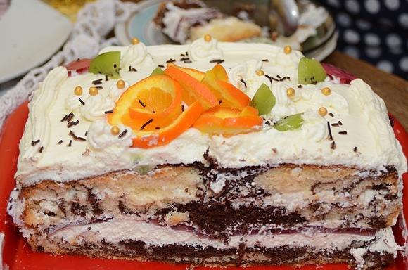 Tort z bitą śmietaną i galaretką na dwukolorowym cieście