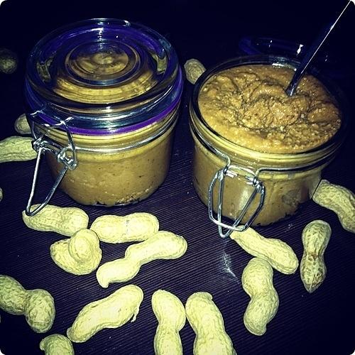 Domowe wyroby masło orzechowe crunchy z pistacjami i sezamem