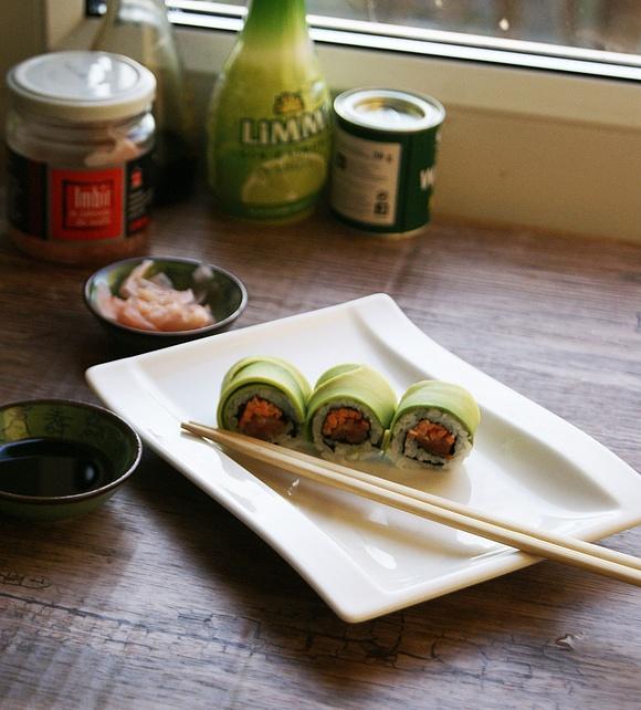 Sushi w avocado z łososiem i marchewką