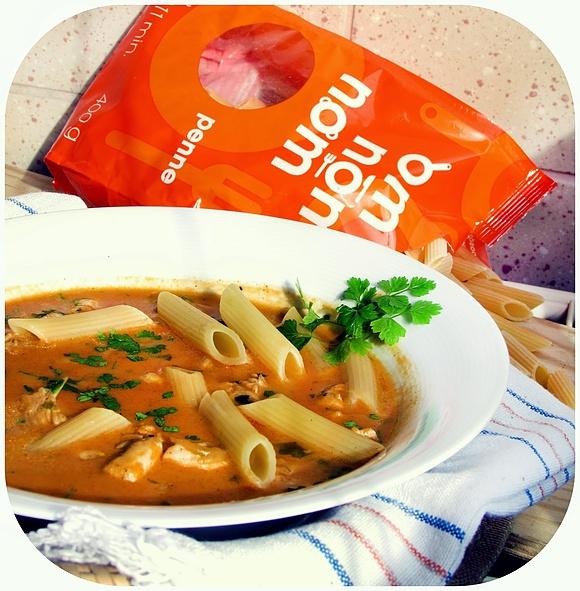 Trzy kolory: pomarańczowa ostro-kwaśna potrawka z kurczaka i penne