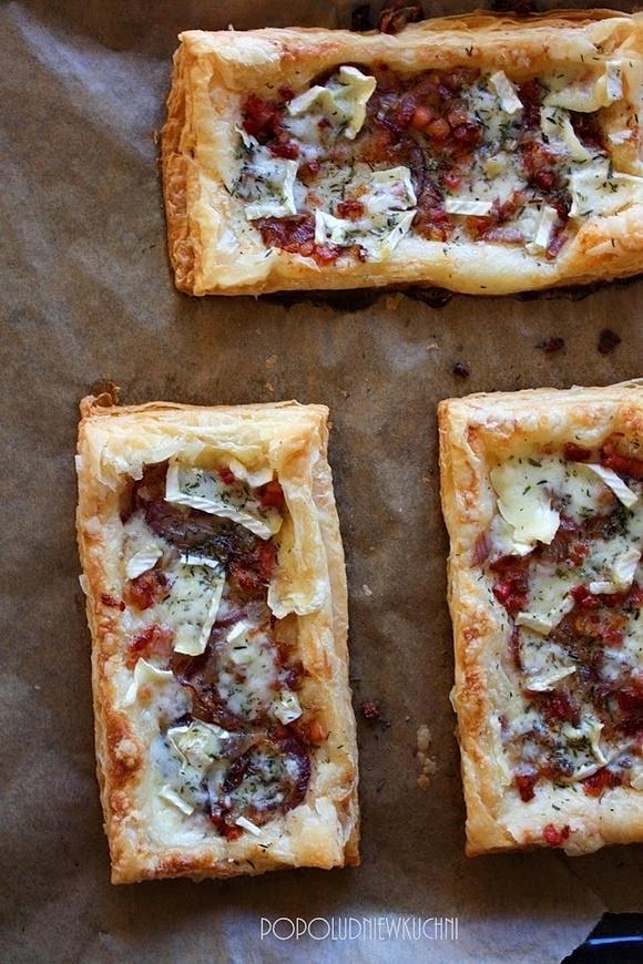 Tarta alzacka z boczkiem, cebulą, śmietaną i camembertem