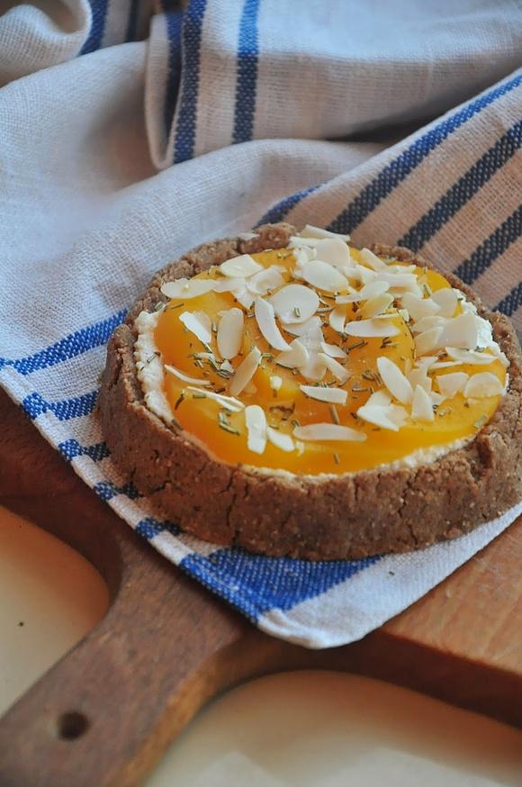 Tarta z brzoskwiniami, twarogiem i migdałami