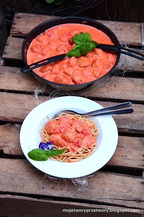 Pełnoziarniste spaghetti z mięsnymi pulpecikami w sosie pomidorowo-śmietanowym