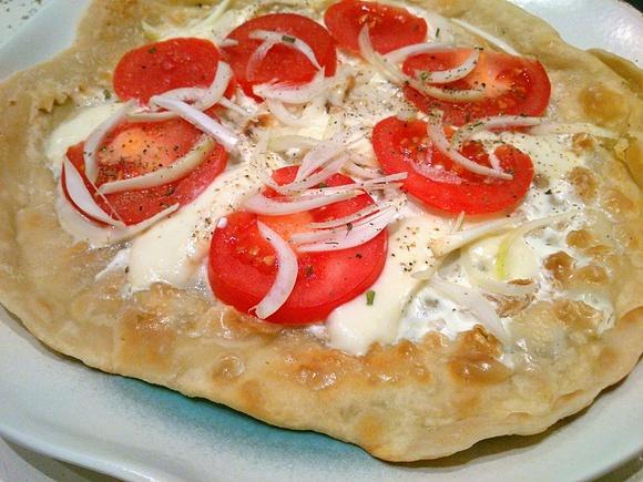 Podpłomyk na szybką kolację z pomidorami i mozzarellą