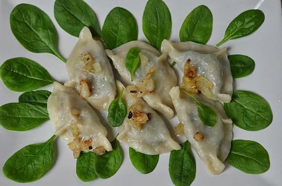 Pierogowa micha ze szpinakiem i grzybami