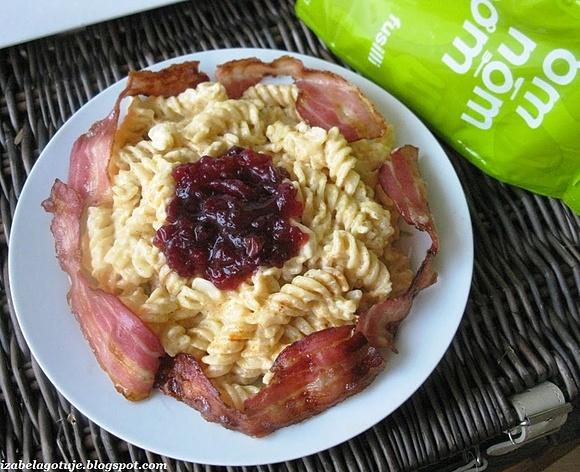 Carbonara z pieczonym boczkiem i żurawiną
