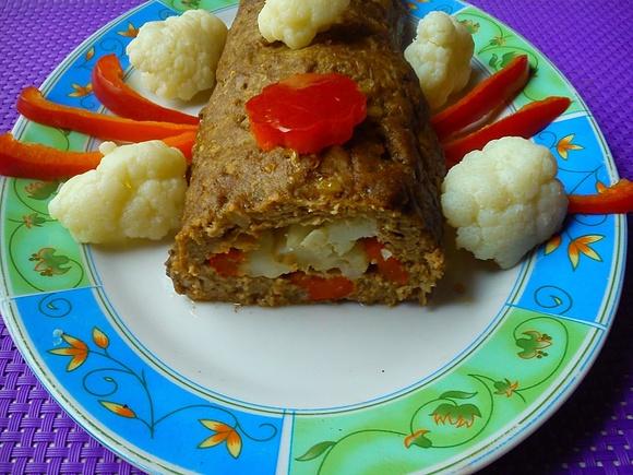 Rolada z mięsa mielonego z kalafiorem i papryką