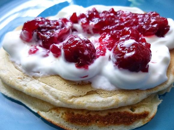 Pancakes z sosem jogurtowo-wiśniowym