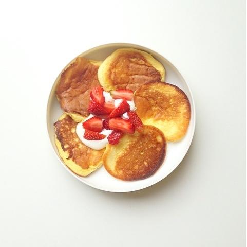 Omlet z bitą śmietaną i truskawkami