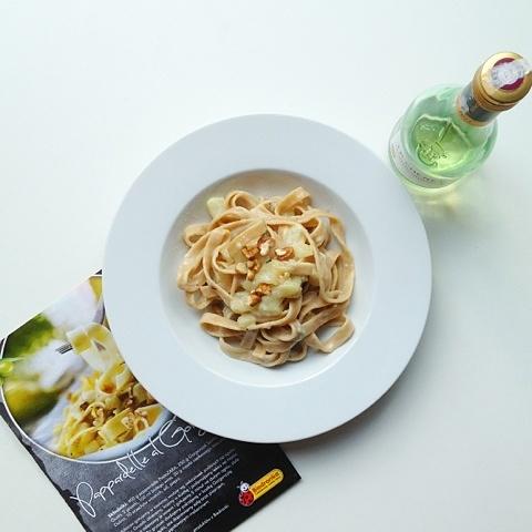 Tagliatelle razowe z gorgonzolą i gruszką