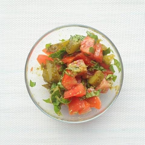 Sałatka z pomidorów, ogórków, bazylii i pesto na grilla