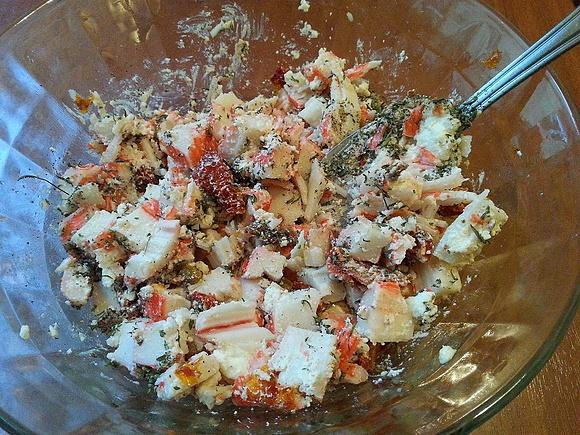 Sałatka z suszonych pomidorów, sera feta i surimi