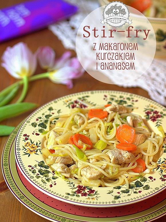 Stir-fry z makaronem, kurczakiem, porem i ananasem