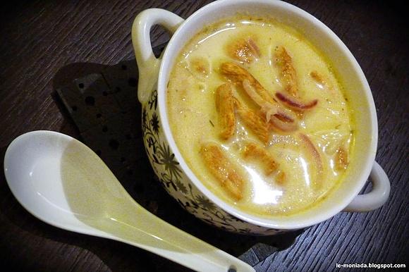 Zupa z mlekiem kokosowym, pastą red curry i sokiem z limonki