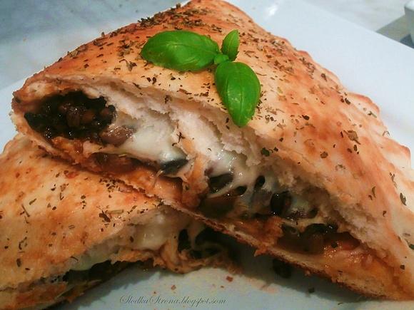 Calzone z pieczarkami i serem mozzarella