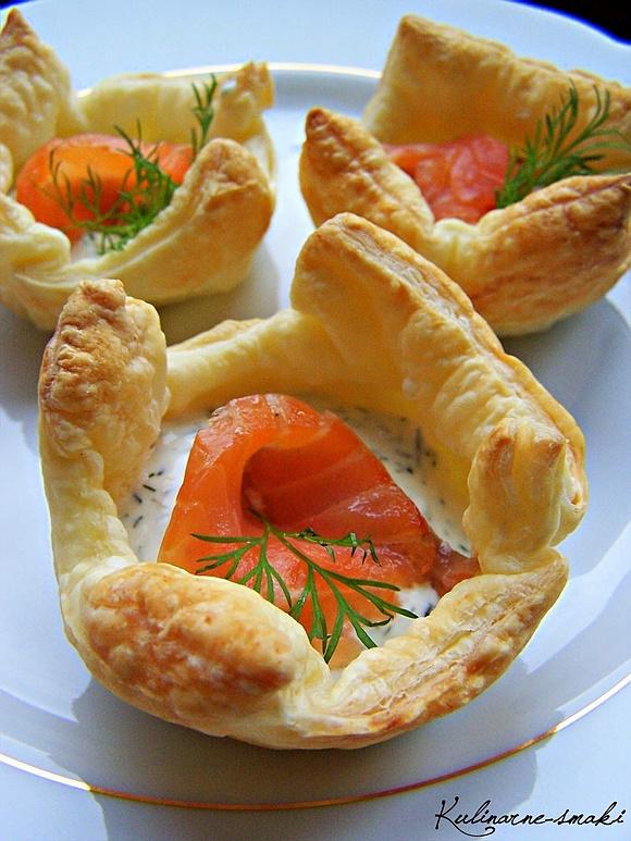 Koszyczki z wędzonym łososiem