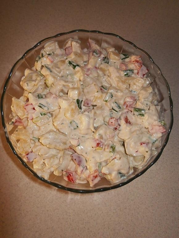 Sałatka z tortellini polsoji z ananasem, papryką i serem pleśniowym