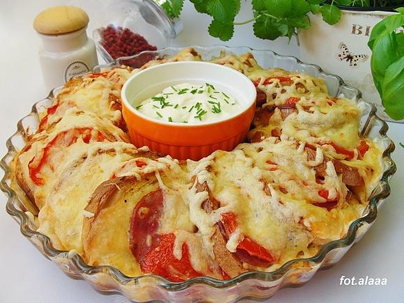 Zapiekanka z bułki kanapkowej z kiełbasą i serem