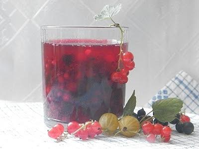 Kompot z letnich owoców na upalne dni