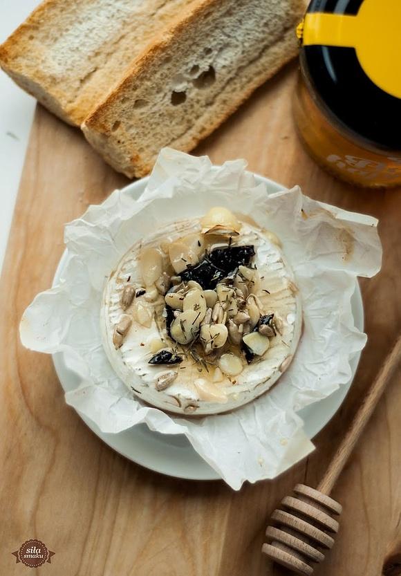 Camembert zapiekany z miodem i śliwkami