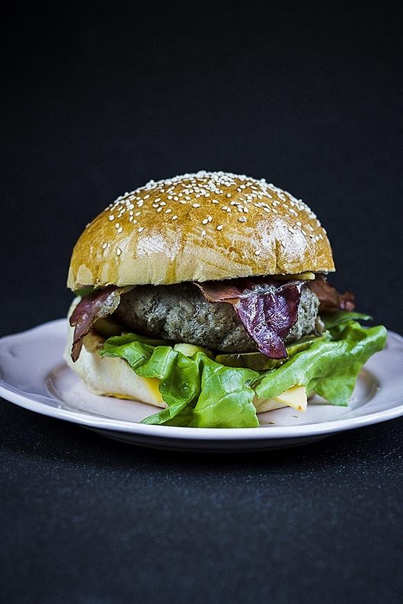 Burgery z wołowiną domowe - przepisy na soczyste mięso i własnoręczne bułki