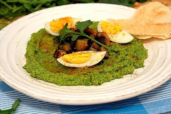 Zielony hummus ze szpinakiem rukolą natką kolendry i dymką