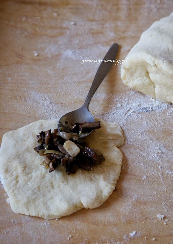 Pierogi ziemniaczane z pieczarkami