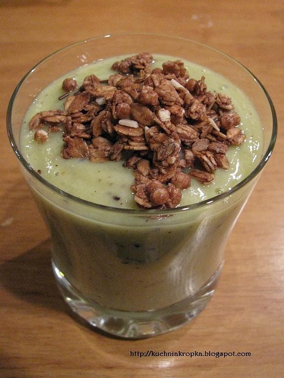 Koktajl z kiwi, bananem i sokiem cytrynowym z musli