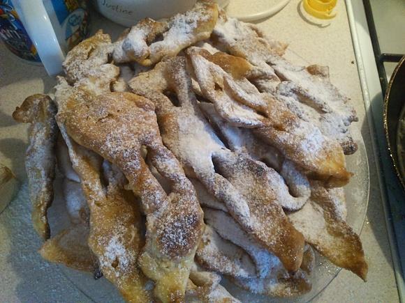Faworki na słodko na ostatkowe popołudnie