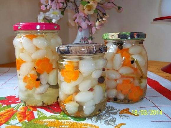 Marynowana cebulka - przepis na aromatyczną przystawkę do dań