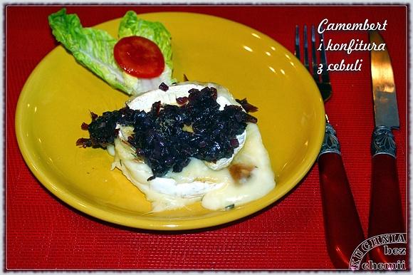 Pieczony camembert z konfiturą z czerwonej cebuli i żurawiny