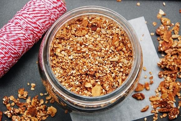 Granola migdałowa na śniadanie z jogurtem i owocami