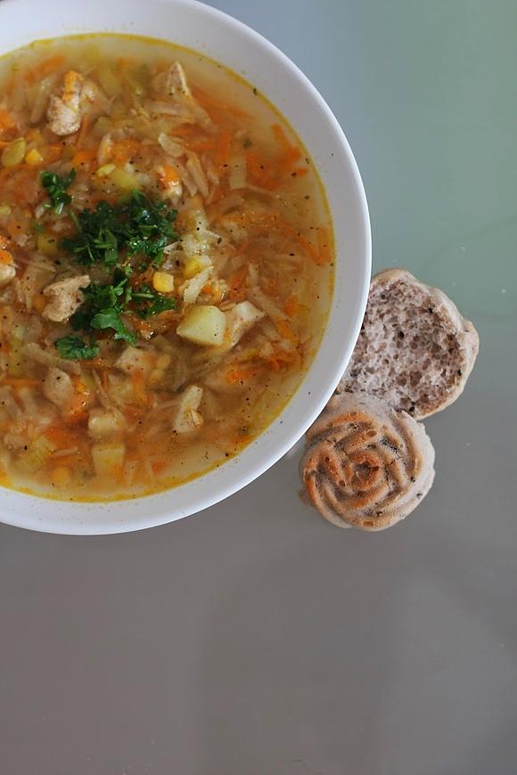 Zupa jarzynowa z kukurydzą i piersią z kurczaka