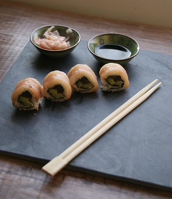 Sushi z łososiem, tuńczykiem, avocado i ogórkiem