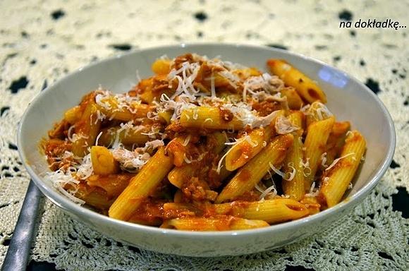 Penne z tuńczykiem w sosie pomidorowym