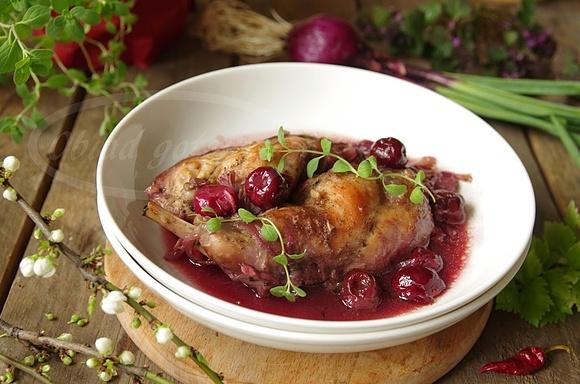 Królik duszony w piwie z wiśniową nutą