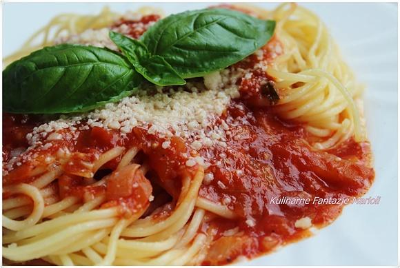 Makaron z sosem pomidorowym i parmezanem