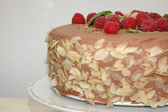Tort śmietankowo czekoladowy z owocami