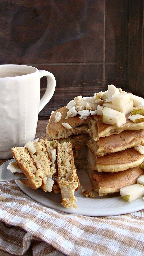 Full grain pancakes z gruszką, serem feta i nerkowcami