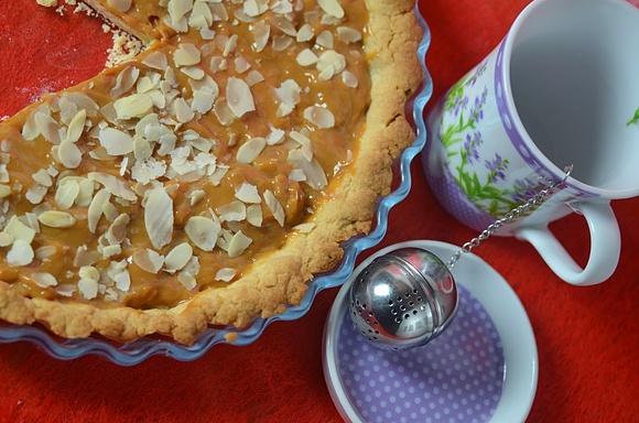Tarta z kajmakiem i płatkami migdałowymi