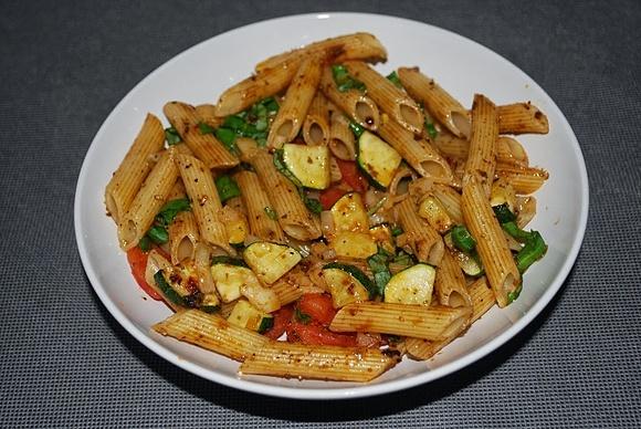 Penne z cukinią i pomidorem świeżym