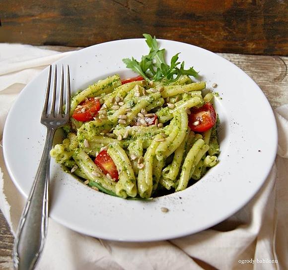 Makaron z rukolowym pesto, pomidorkami i parmezanem