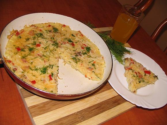 Frittata z papryką, szynką i koperkiem na makaronowych nitkach