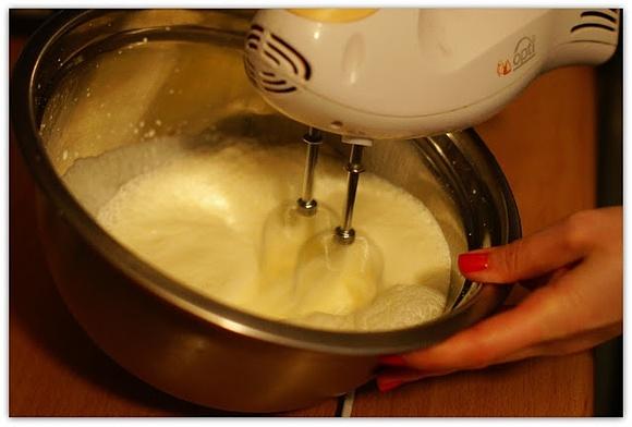 Tarta z malinami, bitą śmietaną i czekoladą