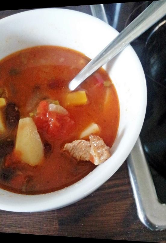 Zupa warzywna z wołowiną satysfakcjonująca i aromatyczna