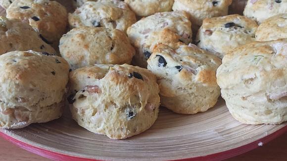 Scones z szynką i oliwkami