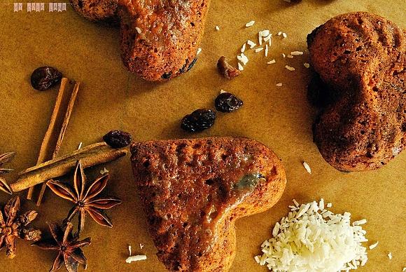 Pełnoziarniste muffiny jabłkowe z rodzynkami i kokosem