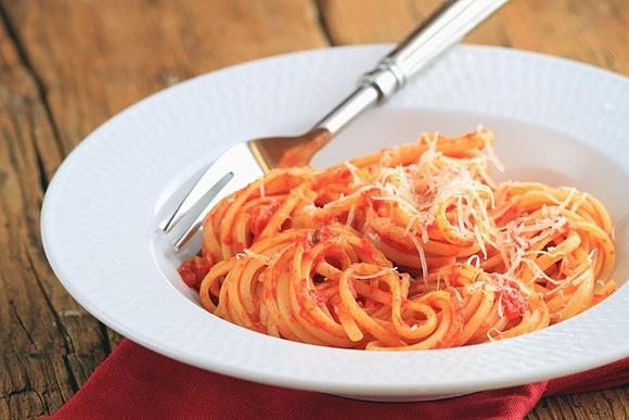 Pasta al pomodoro z sosem pomidorowym - szybkie danie włoskie