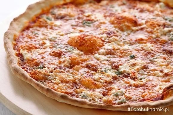 Pizza quattro formaggi z włoskimi serami mozzarella, gorgonzola, ricotta i parmezan