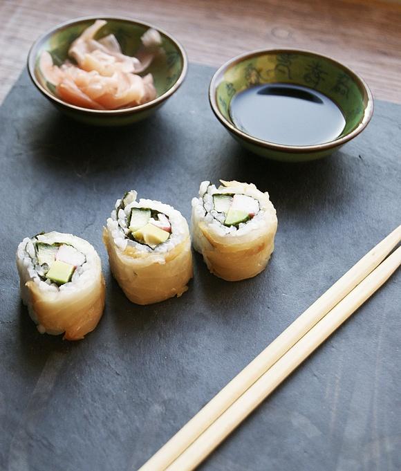 Sushi z rybą maślaną avocado krabem i ogórkiem